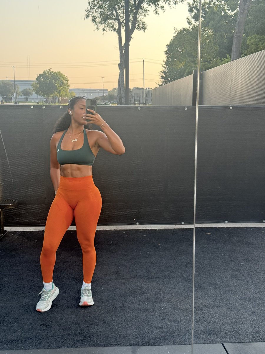 ashlestokes's tweet image. the best thing I did was lock tf in. ✨