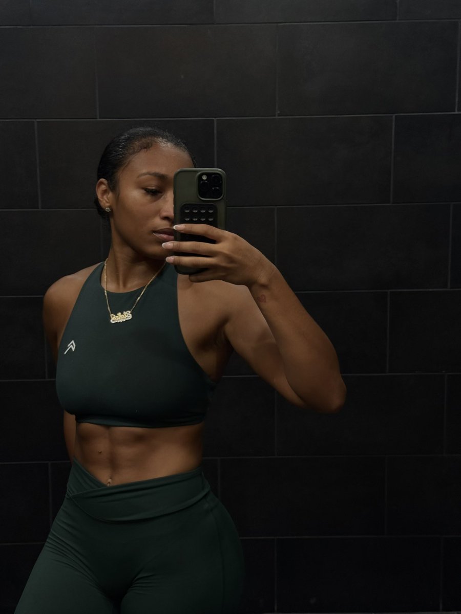 ashlestokes's tweet image. the best thing I did was lock tf in. ✨