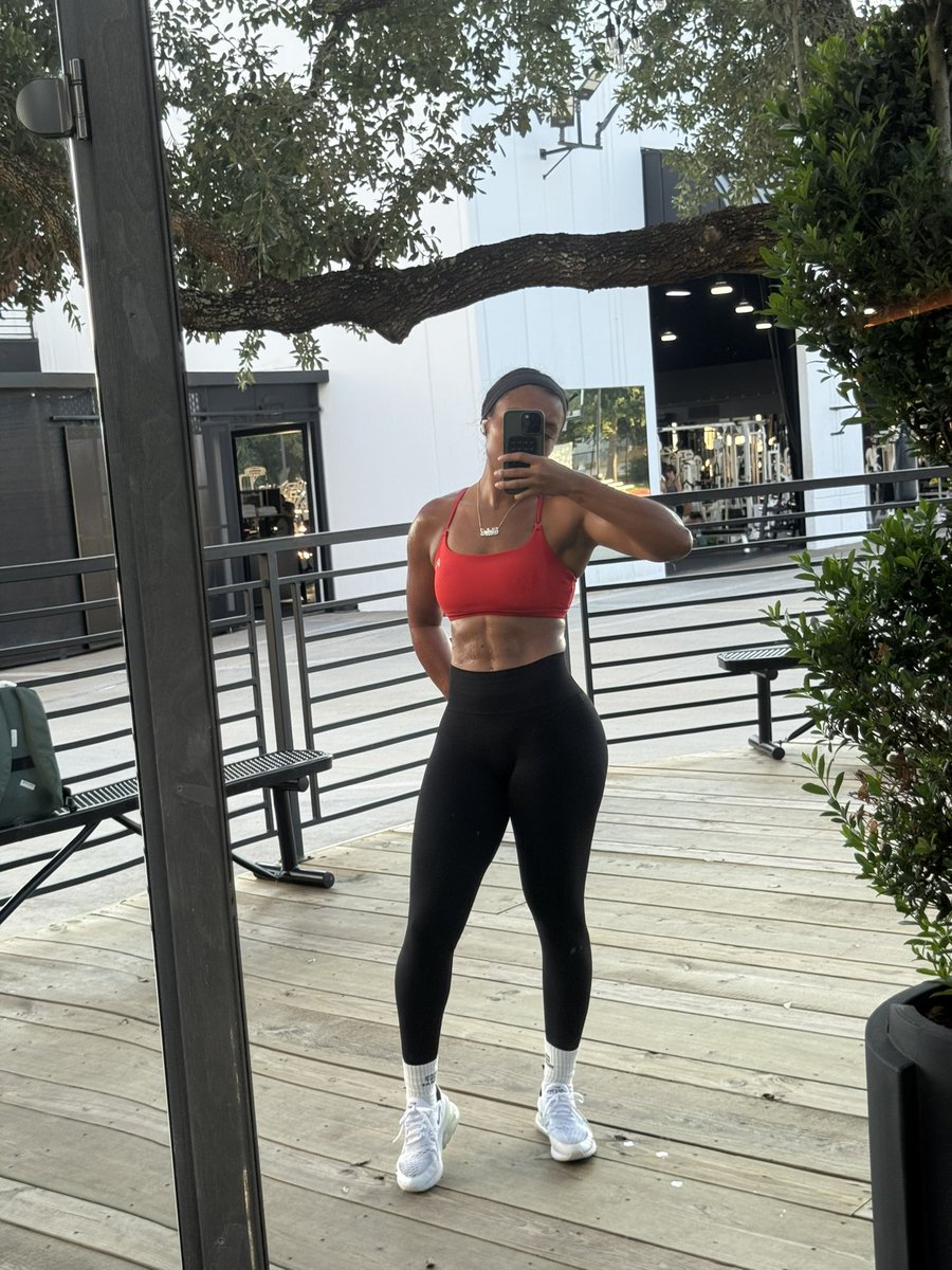 ashlestokes's tweet image. the best thing I did was lock tf in. ✨