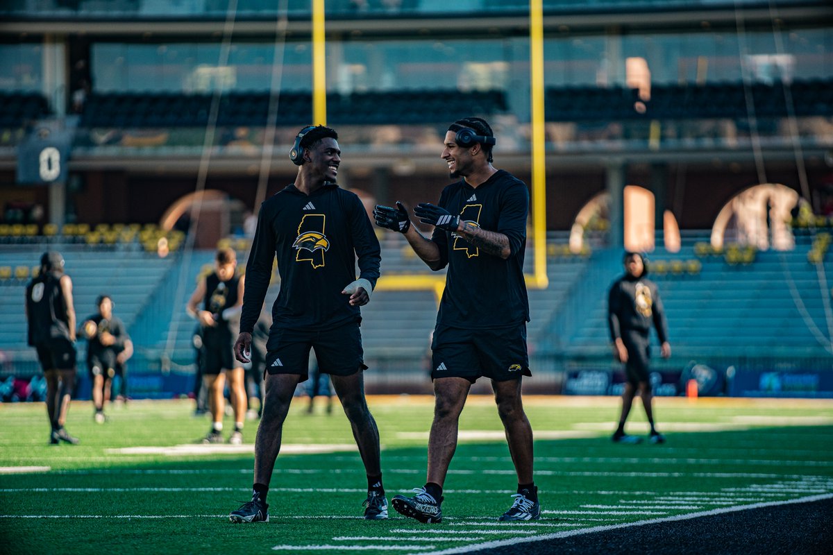 SouthernMissFB's tweet photo. business meeting in 60 minutes 💼 https://t.co/H6hpB65Uou