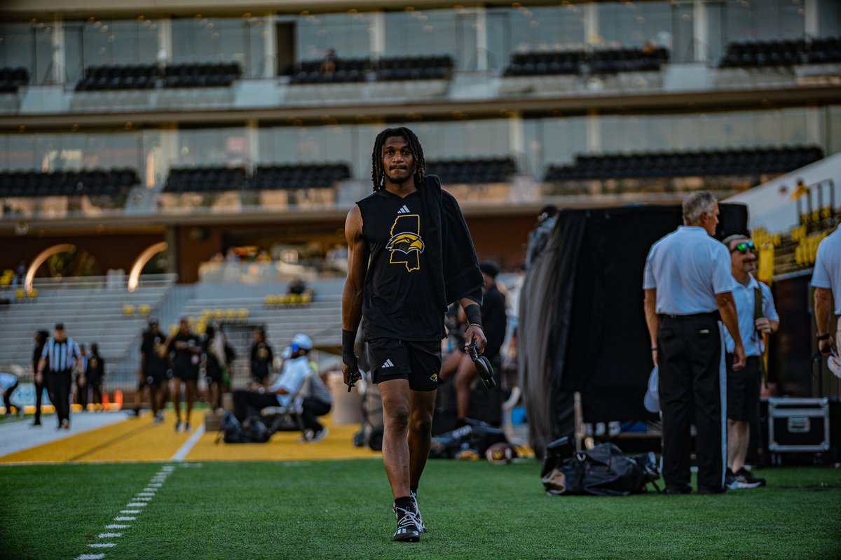 SouthernMissFB's tweet photo. business meeting in 60 minutes 💼 https://t.co/H6hpB65Uou