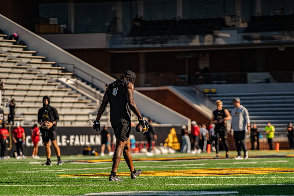 SouthernMissFB's tweet photo. business meeting in 60 minutes 💼 https://t.co/H6hpB65Uou