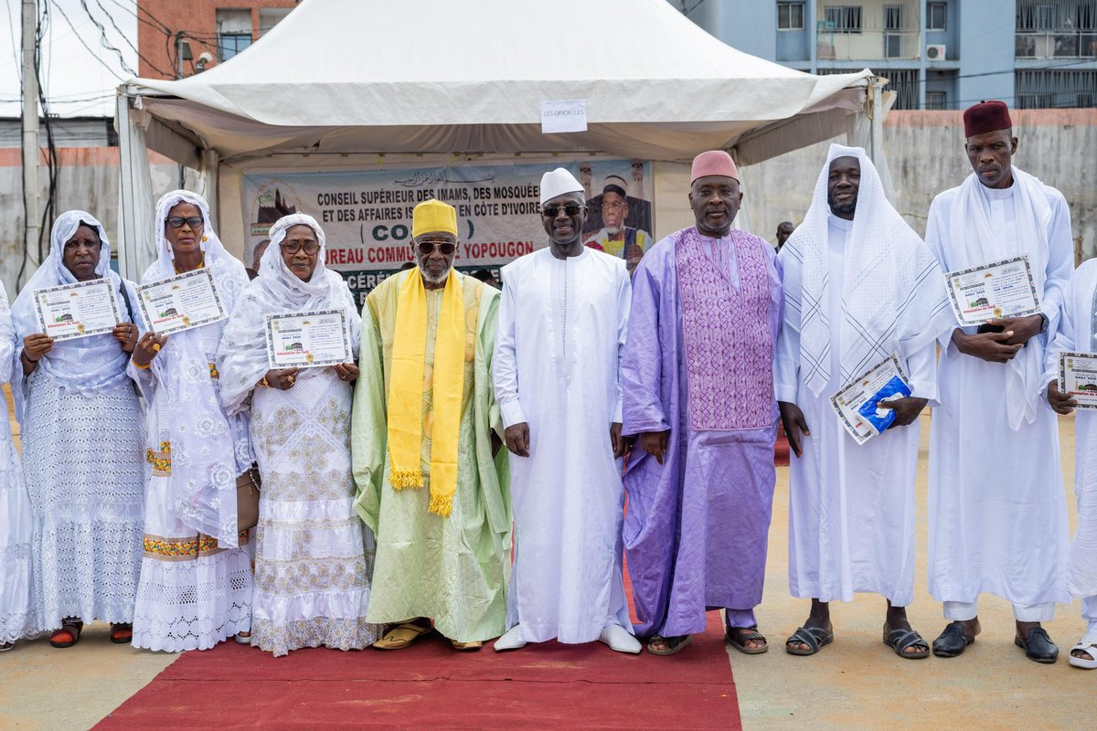 semadamabictogo's tweet image. J’ai accueilli aujourd’hui nos frères et sœurs #musulmans de #Yopougon, de retour du #Hadj, au Complexe Jesse Jackson.

J’adresse avec plein de gratitude à Allah, mes chaleureuses félicitations à nos pèlerins qui ont accompli ce cinquième pilier de l’#Islam 🤲🏾