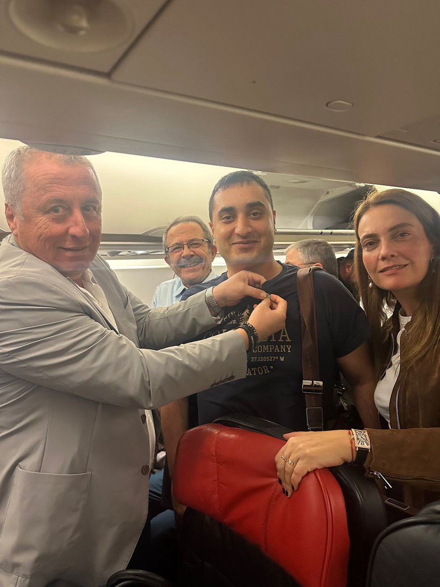 İYİ’lik bulaşıcıdır ☀️🇹🇷

Mersin mitingimizde Sayın Genel Başkanımızın ve binlerce cesur yüreğin bizlere aşıladığı motivasyon öylesine güçlüydü ki; dönüş uçuşumuzda yol arkadaşım Alper Bey, “Aranızda bir tek ben İYİ Parti üyesi değilim” dedi.

Samimiyetle başlayan bu sohbet,