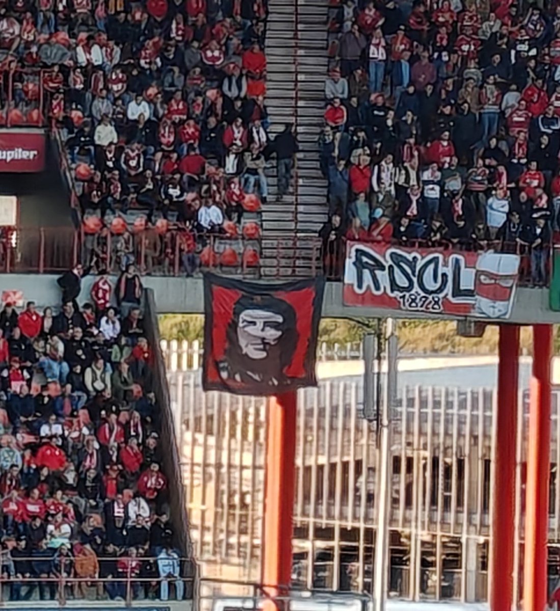 ForbsCarlos's tweet image. Ah oui, le contraste entre les deux clubs...