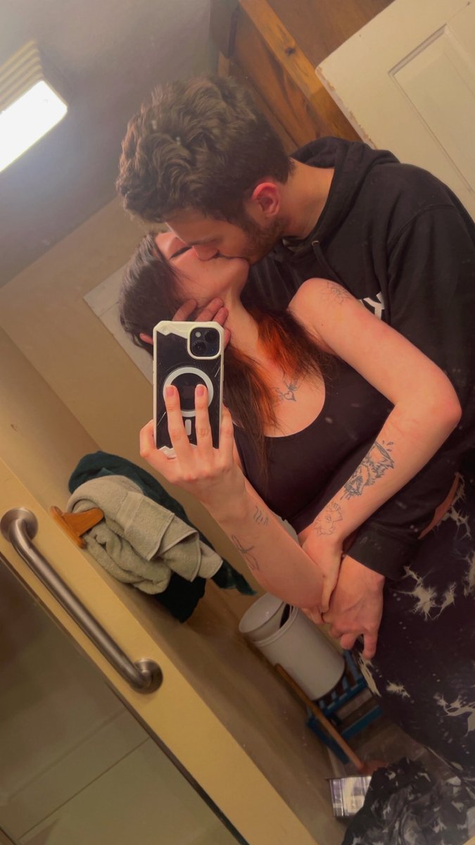 How it started - vs - how it’s going 

I also wanted to hop on the trend that other couples are doing right now <3
.
Fun fact we didn’t actually start talking until December 2024 LOL