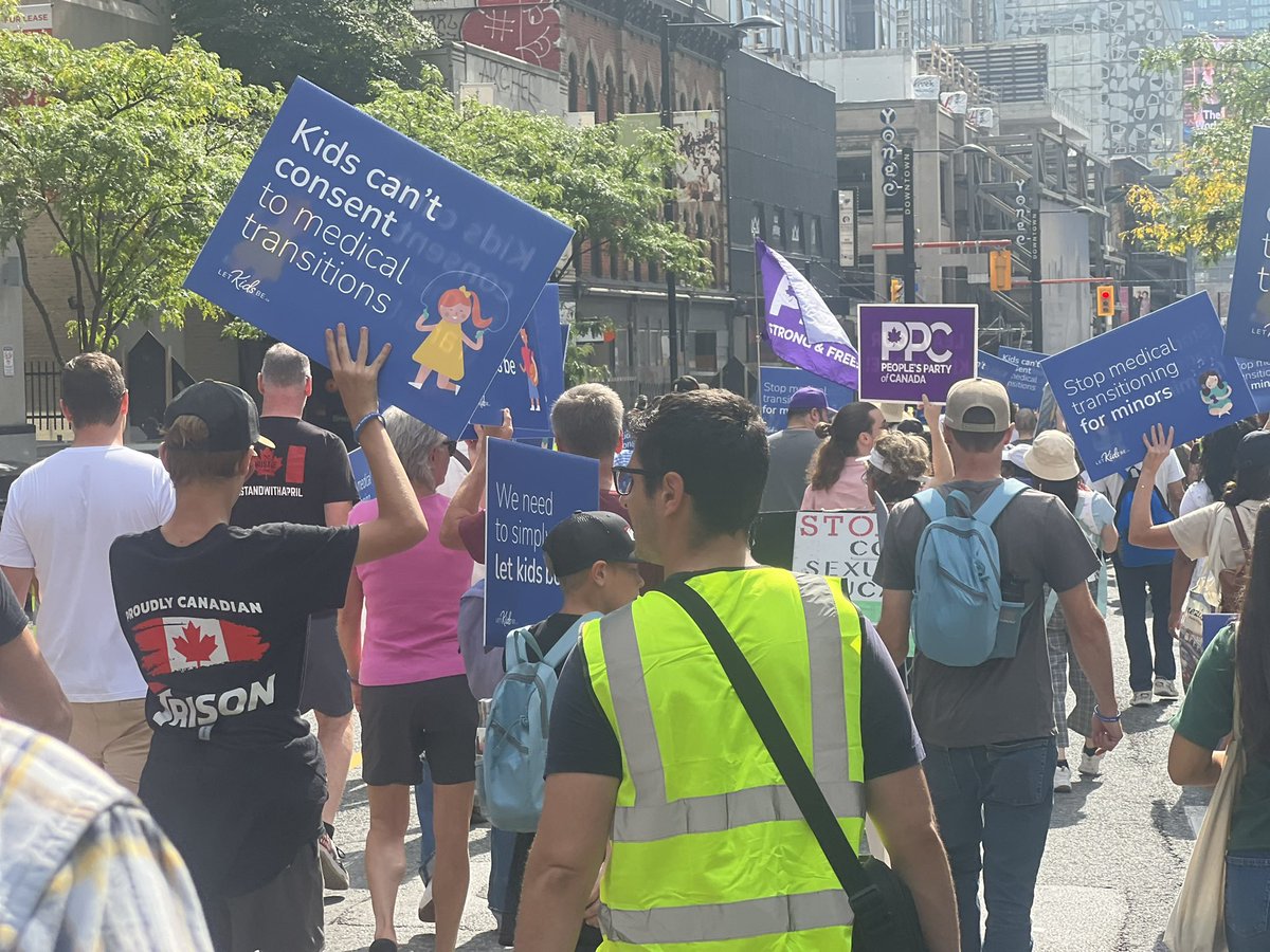 🔥 MASSIVE turnout at Queen’s Park for #LetKidsBe

Hundreds sent a clear message:
No kid is ever born in the wrong body.

Canadians are DONE with gender ideology pushed on kids.

👏 Hats off to <a href="/ARPACanada/">ARPA Canada</a> for a flawless rally.

❌ No-show: Poilievre &amp; Carney.
🔗