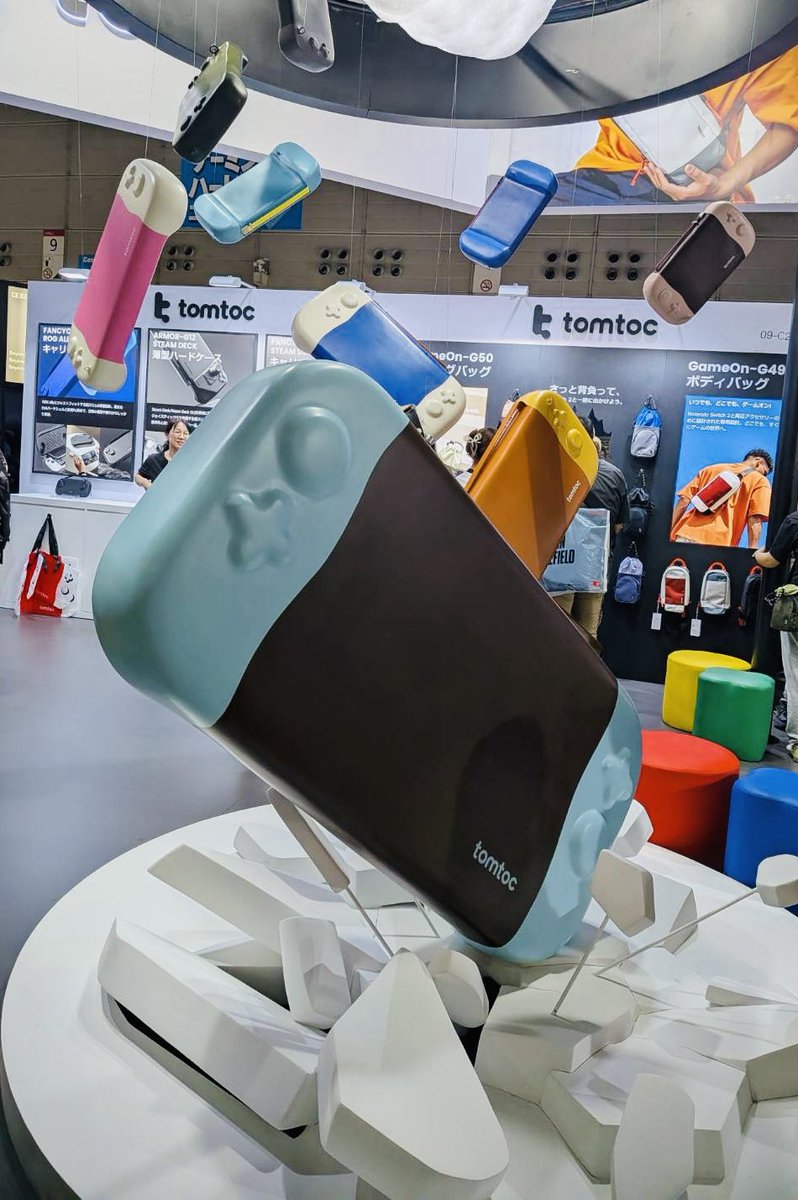 CAPCOM_MH's tweet image. オブジェが可愛い！tomtocのブース(9ホールC20)に行ってきた！
Switch2ケースがとんでもなく可愛いので、ぜひ原物見てほしい。
モンハンRISEコラボもしているブランドさん。
アイルーバッグ見せたら制作に関わった方がいらっしゃってサイン頂いちゃった☺️☺️
#TGS2025 #tomtoc #東京ゲームショウ2025