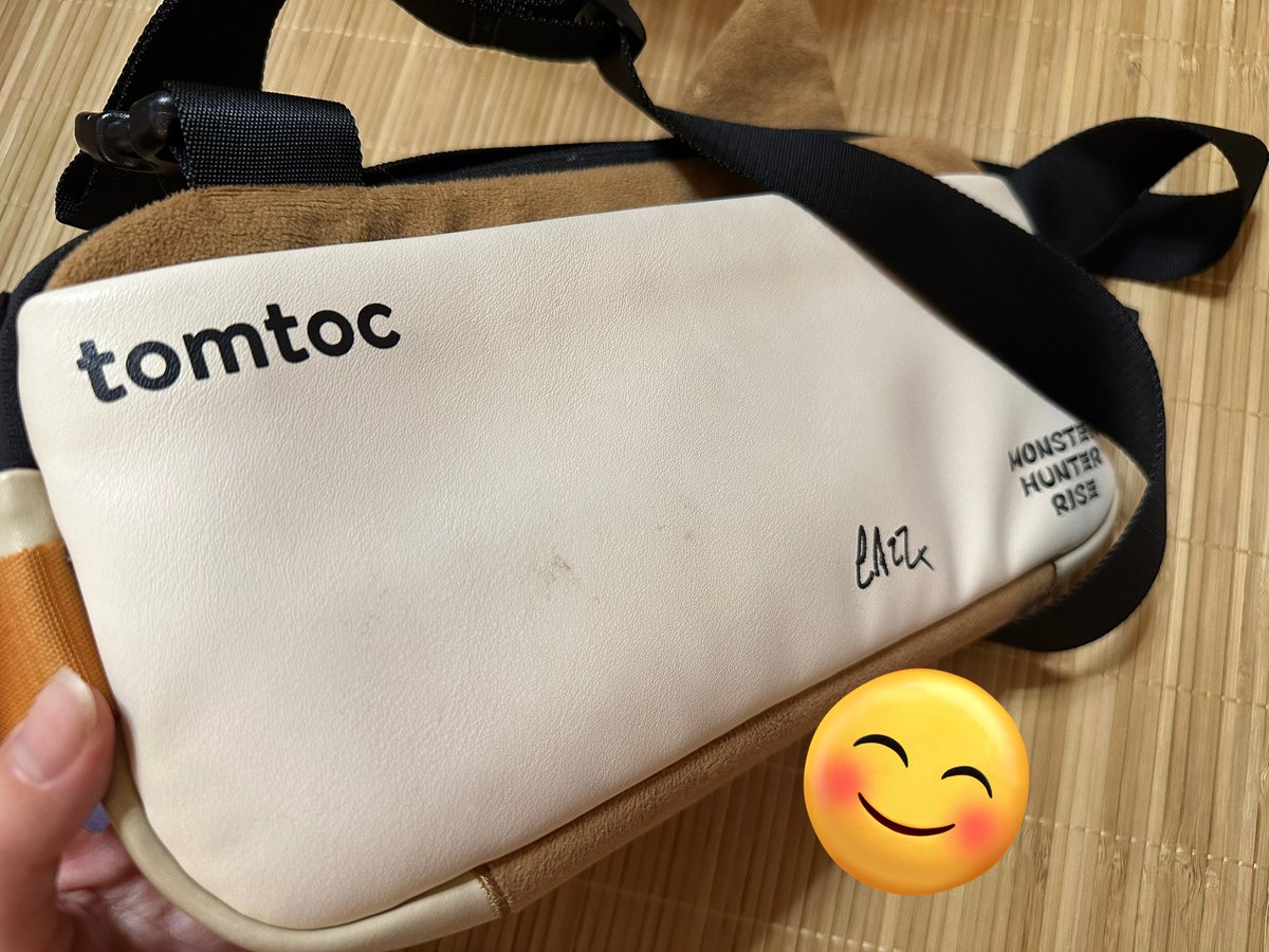 CAPCOM_MH's tweet image. オブジェが可愛い！tomtocのブース(9ホールC20)に行ってきた！
Switch2ケースがとんでもなく可愛いので、ぜひ原物見てほしい。
モンハンRISEコラボもしているブランドさん。
アイルーバッグ見せたら制作に関わった方がいらっしゃってサイン頂いちゃった☺️☺️
#TGS2025 #tomtoc #東京ゲームショウ2025