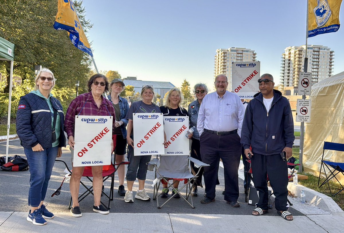 Tony_Tracy's tweet image. Postal workers are in the third day of their strike, and in Halifax are picketing 24/7 outside #CanadaPost’s Almon Street postal sorting plant. 

They need our support as they continue their strike against their bosses &amp;amp; the federal Liberal government.

Solidarity with #CUPW! ✊