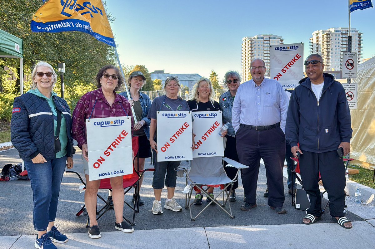 Tony_Tracy's tweet image. Postal workers are in the third day of their strike, and in Halifax are picketing 24/7 outside #CanadaPost’s Almon Street postal sorting plant. 

They need our support as they continue their strike against their bosses &amp;amp; the federal Liberal government.

Solidarity with #CUPW! ✊