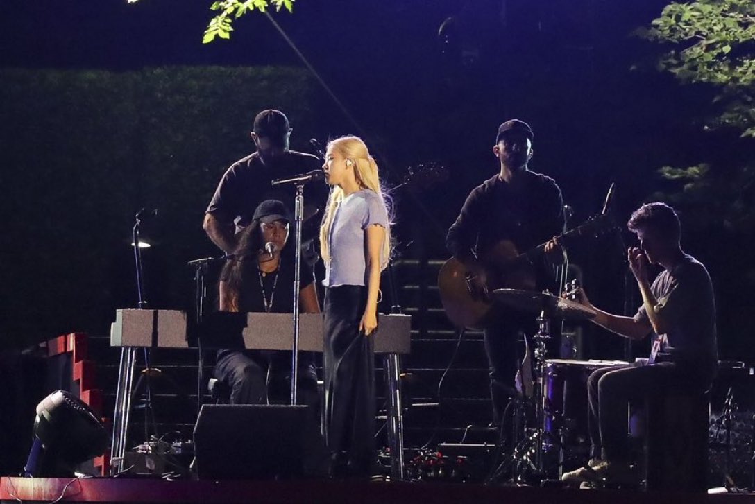 itsmooniiieee's tweet photo. Can i have RT and Reply for our stunning #ROSÉ??

Drop it now guys
GLOBAL CITIZEN ROSÉ 
#GlobalCitizenFestival
#ROSÉxGlobalCitizen #ROSÉ https://t.co/4r5O48K528