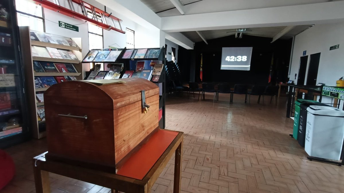 BibloRedBogota's tweet photo. 🔎📚 En la Biblioteca Pública La Peña, los usuarios y usuarias participaron en un divertido Escape Room donde, a través de pruebas, enigmas y mucha creatividad, fueron descubriendo los secretos que guarda la biblioteca. La jornada cerró con un refrescante jugo de tomate de árbol, cosechado en la huerta de la biblioteca “Jardín Los Polinizadores”, un espacio que conecta la lectura con la naturaleza.