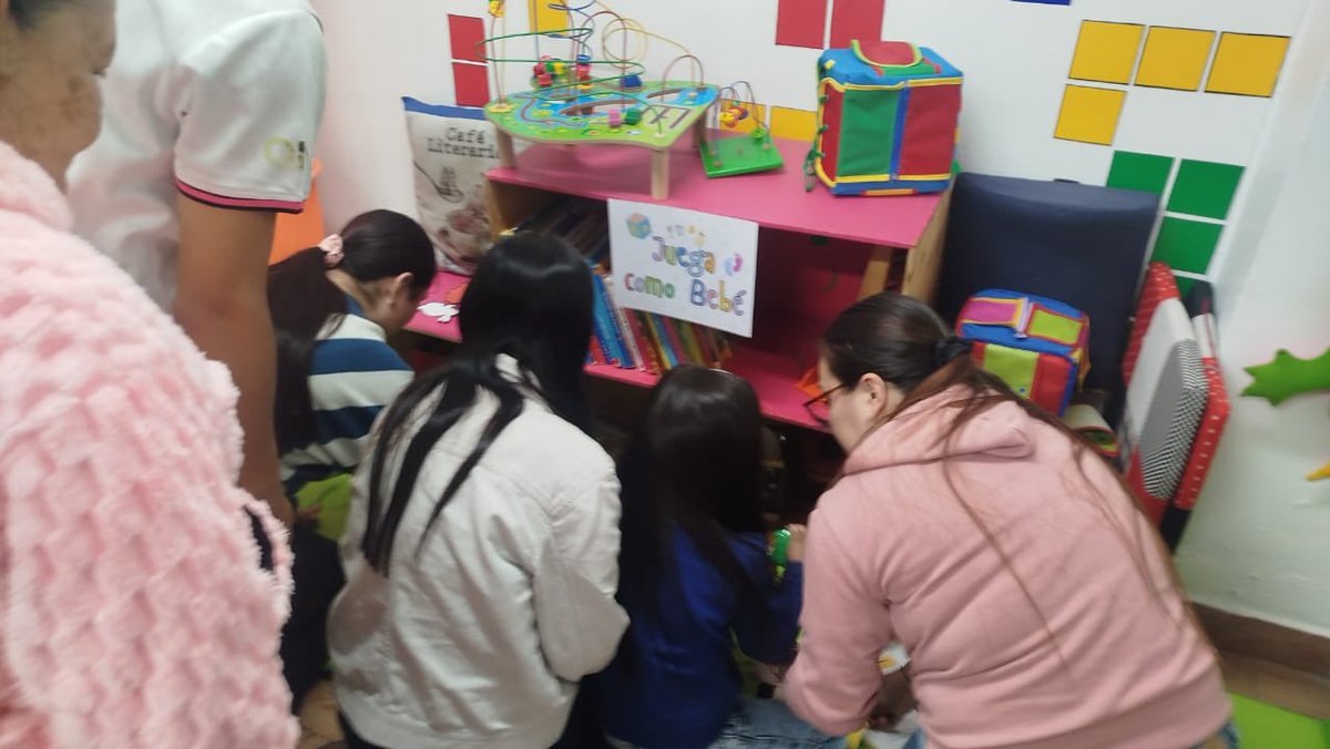 BibloRedBogota's tweet photo. 🔎📚 En la Biblioteca Pública La Peña, los usuarios y usuarias participaron en un divertido Escape Room donde, a través de pruebas, enigmas y mucha creatividad, fueron descubriendo los secretos que guarda la biblioteca. La jornada cerró con un refrescante jugo de tomate de árbol, cosechado en la huerta de la biblioteca “Jardín Los Polinizadores”, un espacio que conecta la lectura con la naturaleza.