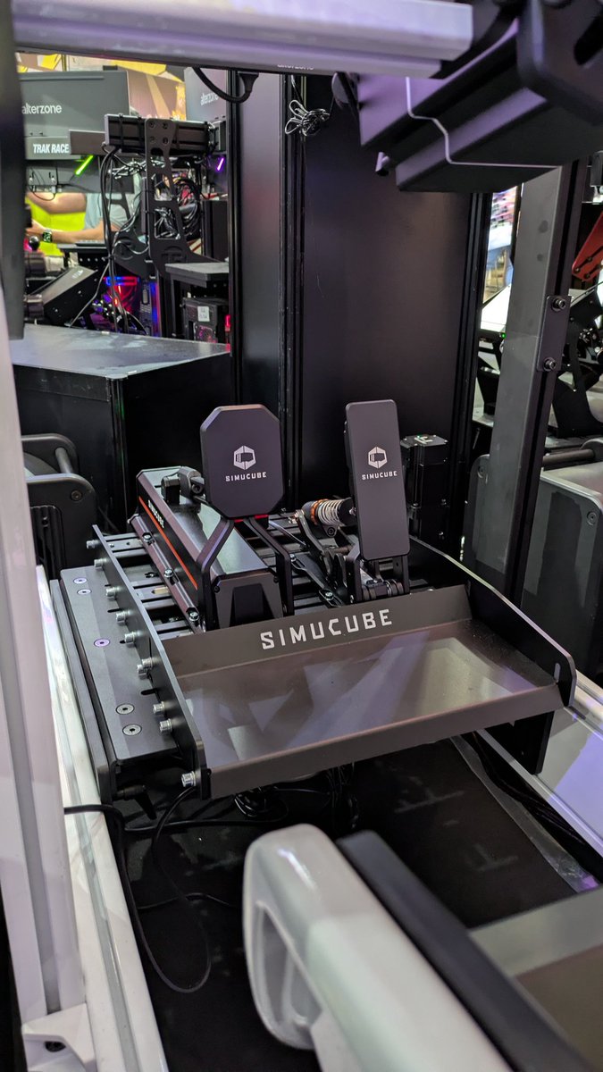 rss_REAL_DRIVE's tweet image. 昨日は臨時休業すいませんでした。
昨日は、東京ゲームショーにシミュレーター機材の視察に行って来ました。
本日は、通常営業致しますのでお気軽にご来店お待ちしております🏎️レーシングシミュレーターショップ