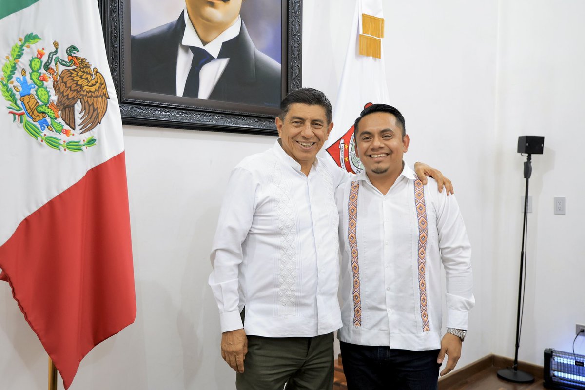 salomonj's tweet photo. ESTAMOS TRABAJANDO JUNTOS PARA TRANSFORMAR OAXACA, CONSTRUYENDO OBRAS EN CADA MUNICIPIO

Como parte del seguimiento a las acciones que estamos realizando con las autoridades municipales, nos reunimos con la presidenta de Santo Domingo Zanatepec, Aurora Terroso Ramos; y los presidentes de Santa María Petapa, Tereso Martinez Garcia; Asunción Ixtaltepec, Oswaldo Chiñas Cruz; y San José Tenango, Luis Lorenzo Carrera Juárez.

Con una inversión histórica de 7 mil 618 mdp en obras en los 570 municipios para 2025, estamos transformando la infraestructura en las ocho regiones para que el bienestar llegue a cada una de nuestras comunidades.