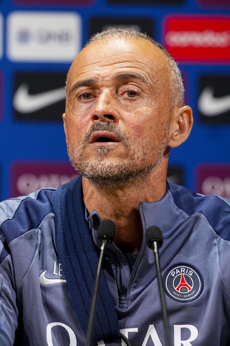 ActuFoot_'s tweet photo. 🚨 𝗟𝗨𝗜𝗦 𝗘𝗡𝗥𝗜𝗤𝗨𝗘 𝗖𝗢𝗡𝗙𝗜𝗥𝗠𝗘 𝗤𝗨𝗘 𝗩𝗜𝗧𝗜𝗡𝗛𝗔 🇵🇹 𝗘𝗦𝗧 𝗦𝗢𝗥𝗧𝗜 𝗦𝗨𝗜𝗧𝗘 𝗔̀ 𝗨𝗡 𝗦𝗢𝗨𝗖𝗜 𝗣𝗛𝗬𝗦𝗜𝗤𝗨𝗘. 🤕

« Vitinha ? On a fait le changement car il a senti quelques problèmes. Je ne sais pas. 

Mais on ne veut prendre aucun risque. »

🎙️ Conf de presse, via @IliesPeeters