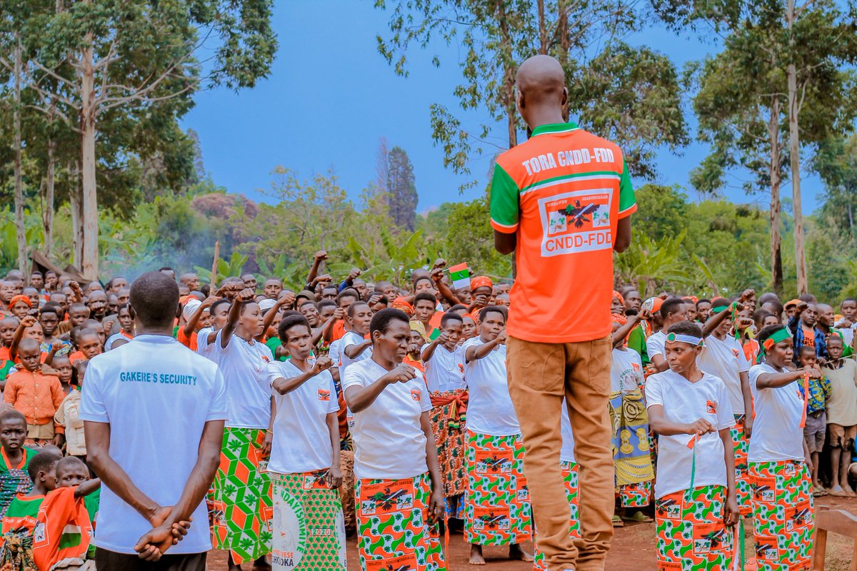CnddFddButanyer's tweet photo. 27/9/2025 Umunyamabanga wa @CnddFdd mu ntara ya #Butanyerera yifadikanije n'Abagumyabanga ba Zone #Gakere mu birori vyo kwigina intsinzi no kurabira hamwe ibikorwa bimaze kurangurwa.
iyo bise zone #Karorero muri komine Kiremba imaze gutera amavoka arenga 257 000.
@R_Ndikuriyo https://t.co/nAcNN5OWns