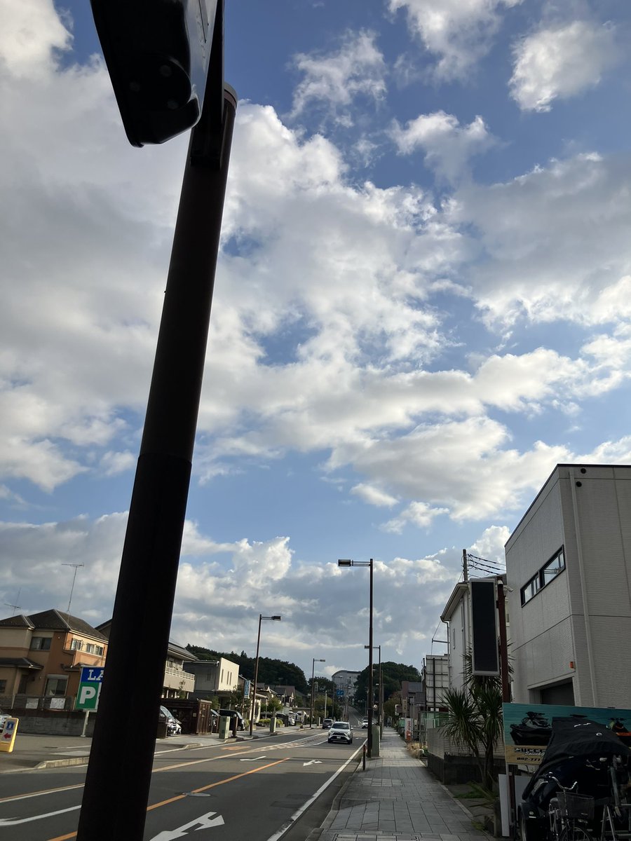 おはようございます☀️
雲多めでいい天気
今週もお片付けのお手伝い。
 #イマソラ