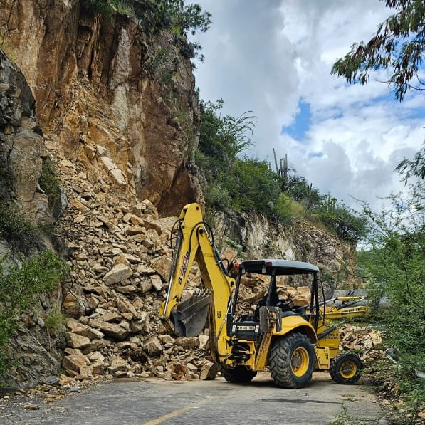 CEI_Qro's tweet photo. Ya se encuentra equipo y maquinaria de la @CEI_qro sobre la Carretera Tolimán - Peñamiller, a la altura de la localidad de La Vereda. Estamos apoyando en el retiro de material desprendido.

Maneja con precaución.

#Contigo https://t.co/4zvLDyxEWR