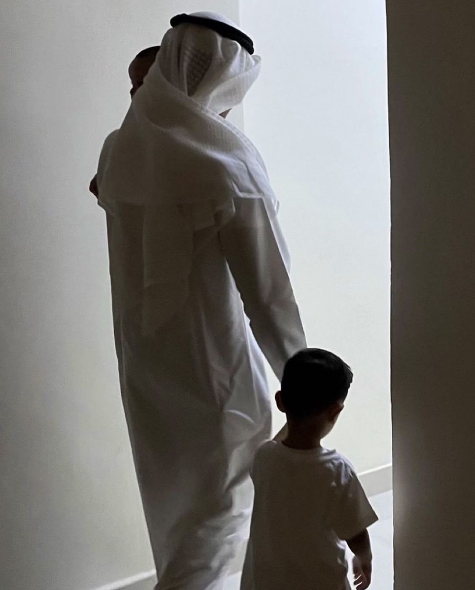 في أحد أحياء جدة، كان فيه تاجر مشهور اسمه أبو راشد. 

عنده دكان يبيع القماش والثياب، والناس تجيه من كل مكان. 

يوم من الأيام جلس مع ولده الصغير، وجاه الولد وقال:

“يابوي، علمنا وشلون نحسب فلوس الدكان؟ الناس يقولون Revenue وGross Profit وOperating Income وNet Income، 
وأنا أبغى