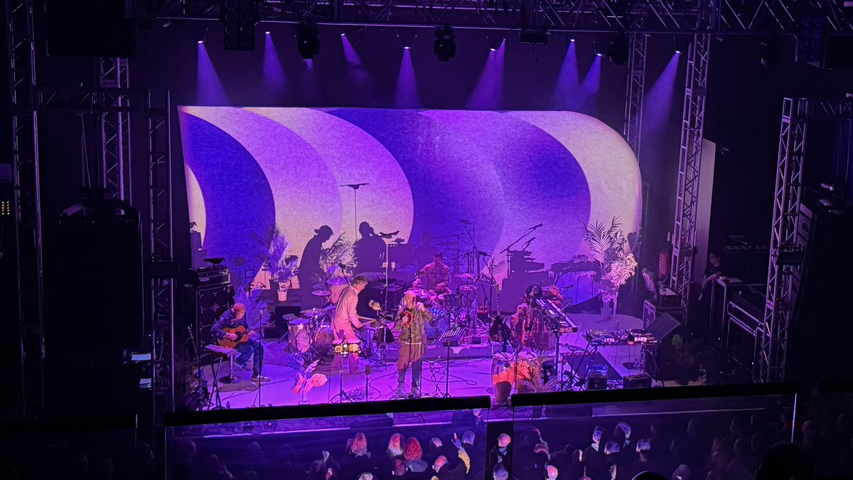 The return of the Beta Band… was special! 💥 

If there’s something inside that you wanna say
Say it out loud, it’ll be okay
I will be your light
I will be your light