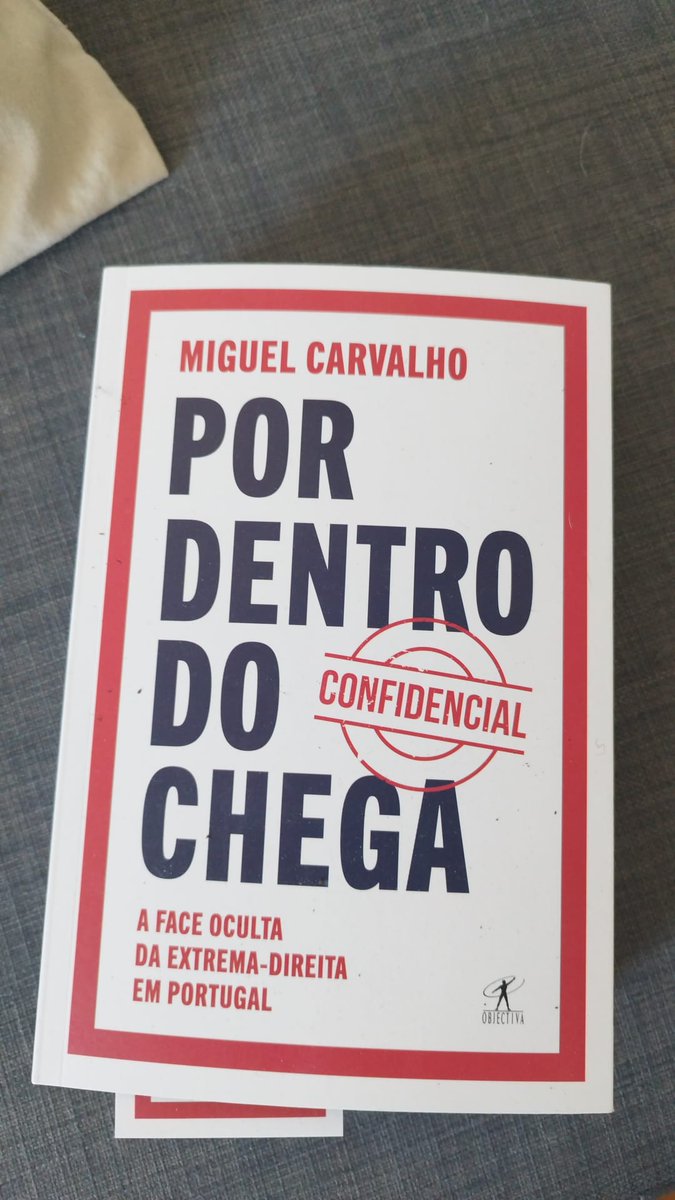 A mãe elogiava o inspetor da PIDE, Rosa Casaco. Em Braga, era o "conde Melo": gastava 300 e 400€ em refeições, mas acumulou um rol de dívidas, entre elas os tratamentos do filho. Todas as histórias de Filipe Melo estão nestas páginas. O beijo é o menor dos seus problemas.