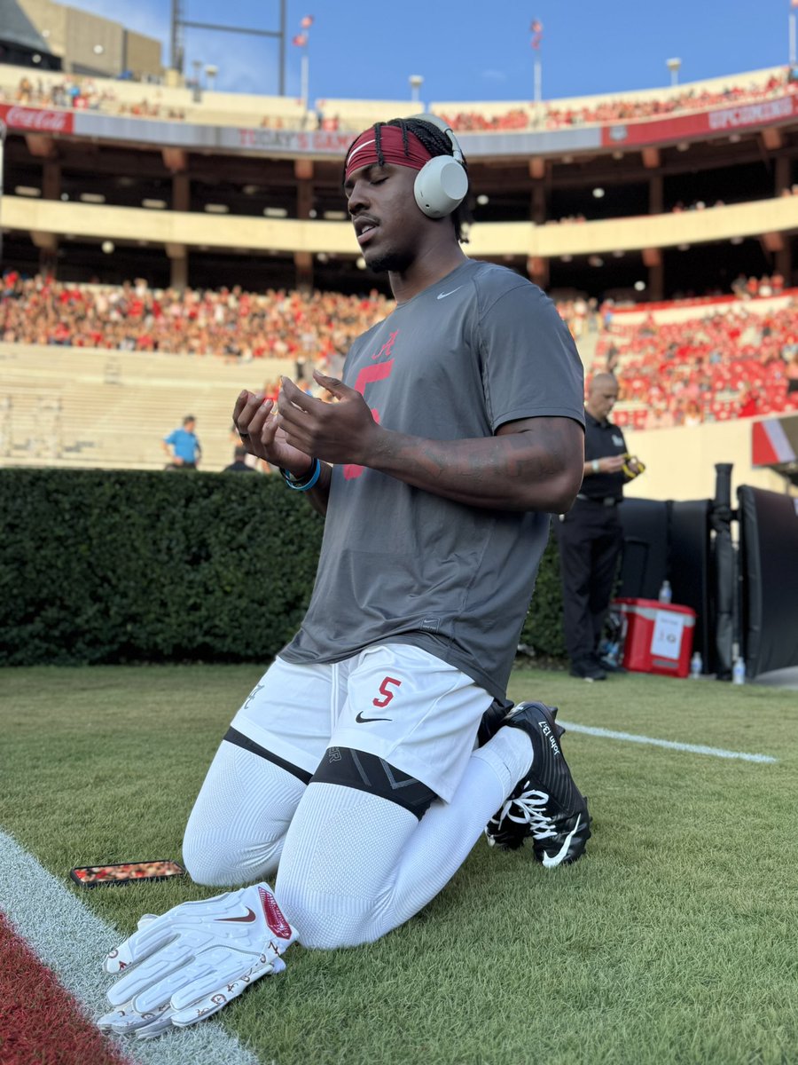 Alabama WR Germie Bernard says a prayer before taking the field at Georgia. 🙏