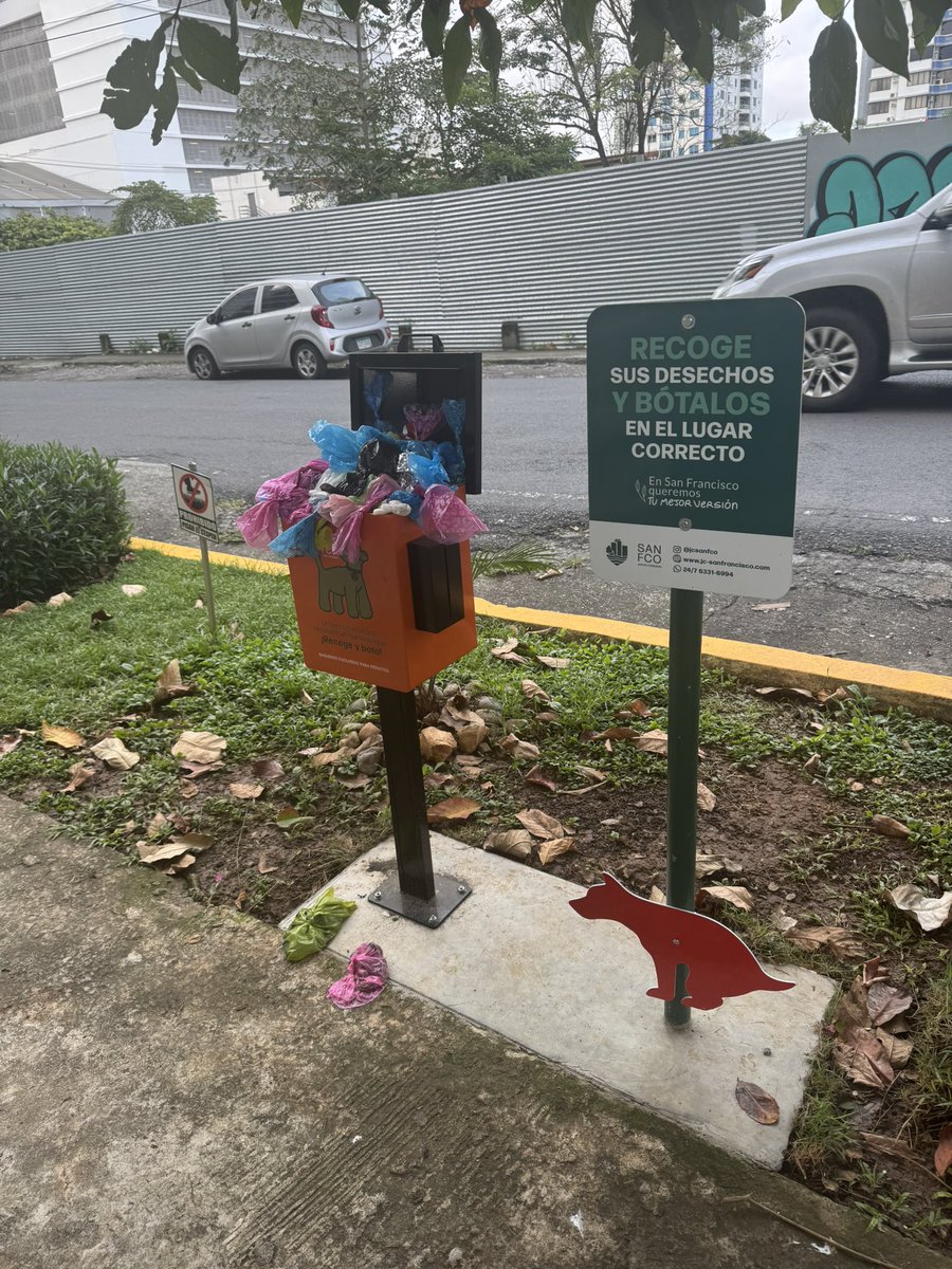 Andrea3gbg's tweet photo. Hola @JcSanFco pusieron un basurero para pupú de perros afuera de mi edificio, pero lleva +de una semana sin limpiar. Ya se desborda y el olor es insoportable 😷. La iniciativa es buena, pero con responsabilidad de limpieza ��� (Calle 73, San Francisco) https://t.co/StAhlDqDeZ