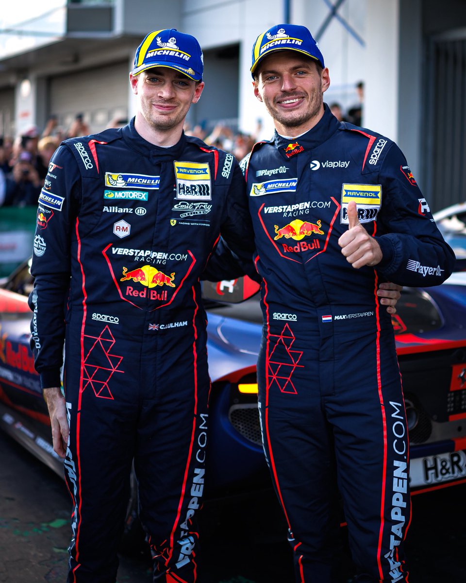 Este es Chris Lulham, el piloto que ganó hoy junto a Verstappen en Nurburgring.  

Si bien Chris empezó su carrera como piloto de karting desde chico, los últimos años se había dedicado mayormente al Sim Racing donde, desde el 2021, es parte de Team Redline.  

Ahí ganó las 24hs
