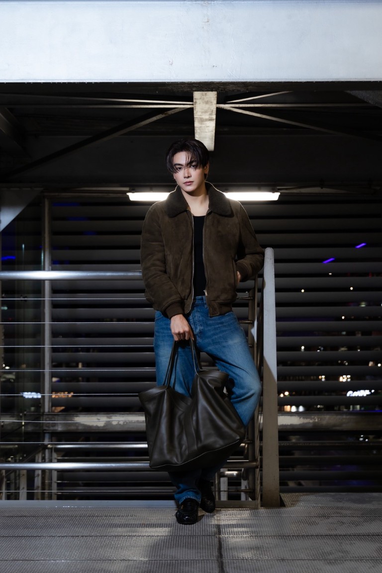 หล่อปัง ! เปิดลุคสนามบินสุดคูลของ "จุง อาเชน" มุ่งหน้าสู่ปารีส ร่วมชมแฟชั่นโชว์ Saint Laurent ใน Paris Fashion Week SS26

#JoongArchen #จุงอาเชน  
#JOONGREADYFORPFW26
#SAINTLAURENT #YSL

การเดินทางครั้งสำคัญสู่โลกแฟชั่นระดับโลกของศิลปินหนุ่ม "จุง อาเชน" เริ่มต้นขึ้นแล้ว!