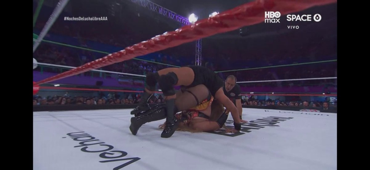 Faby Apache wins to become a number 1 contender to the Reina de Reinas championship along with Nattie!

Amazing match! #AlianzasAAA