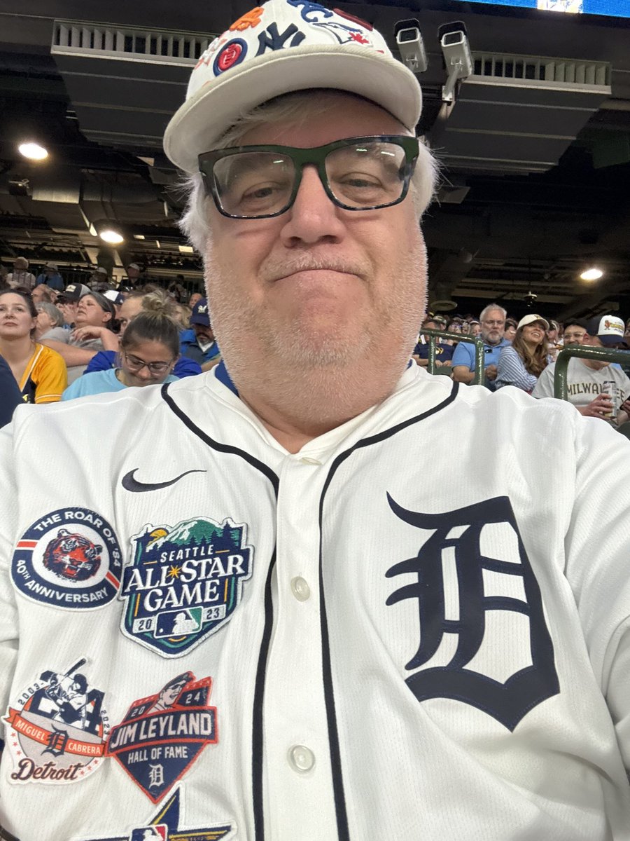 Xriptian's tweet image. Game #146 – September 27, 2025
Cincinnati Reds vs Milwaukee Brewers
American Family Field, Milwaukee WI

Second game of my self made doubleheader and the night started with a tumbler giveaway. Melissa got to the park early and made sure I did not miss out since I was still…