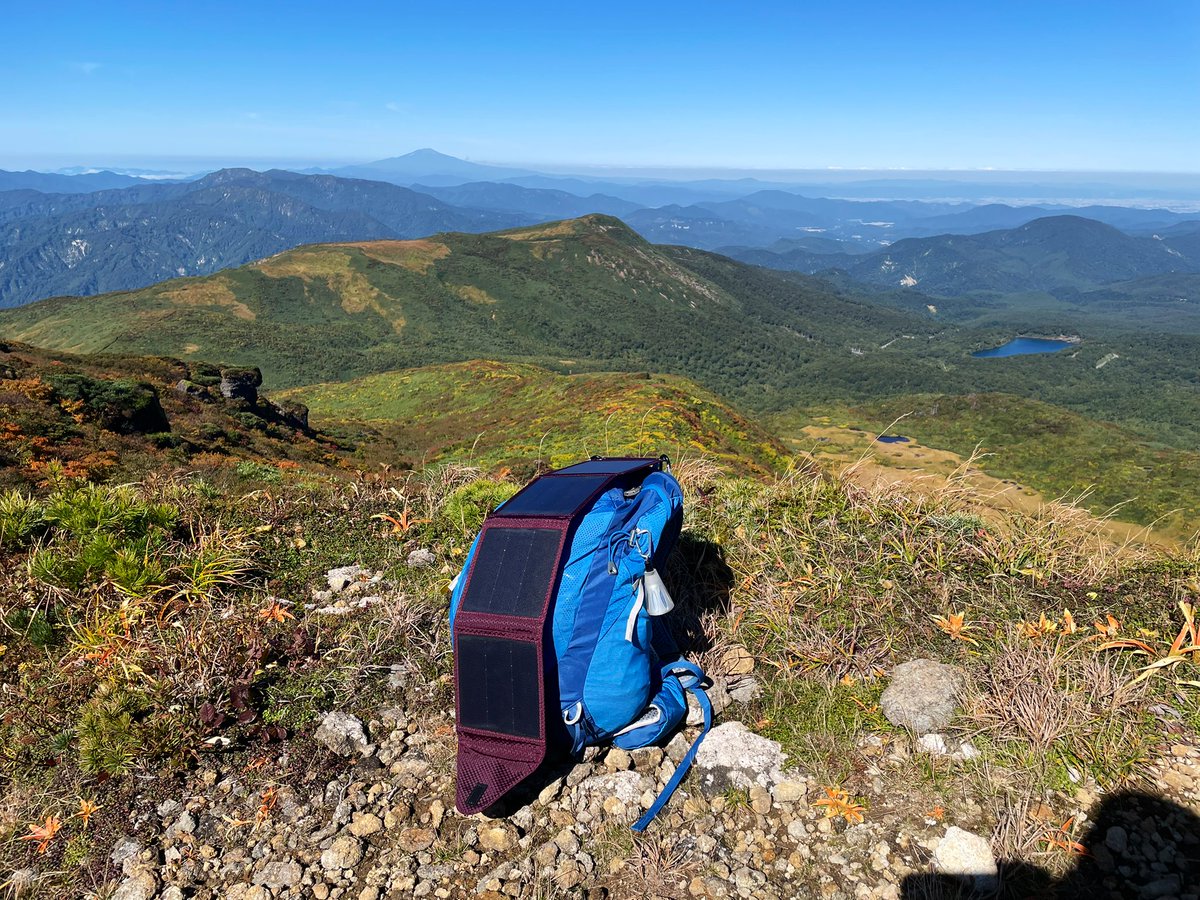 BigBlueJAPAN's tweet photo. いよいよ、本州でも紅葉が始まりました🍁
栗駒山に広がる“神の絨毯”は圧巻✨
そろそろ見頃です🔥
紅葉カラーにぴったり映える🔥
エンジ色の #BigBlue #B501 🔋
軽量・コンパクトなので、休憩中や吊り下げて稜線歩きの際のスマホの充電にも最適!
#紅葉登山 #アウトドア #ソーラーチャージャー https://t.co/VEqZGDhNcM
