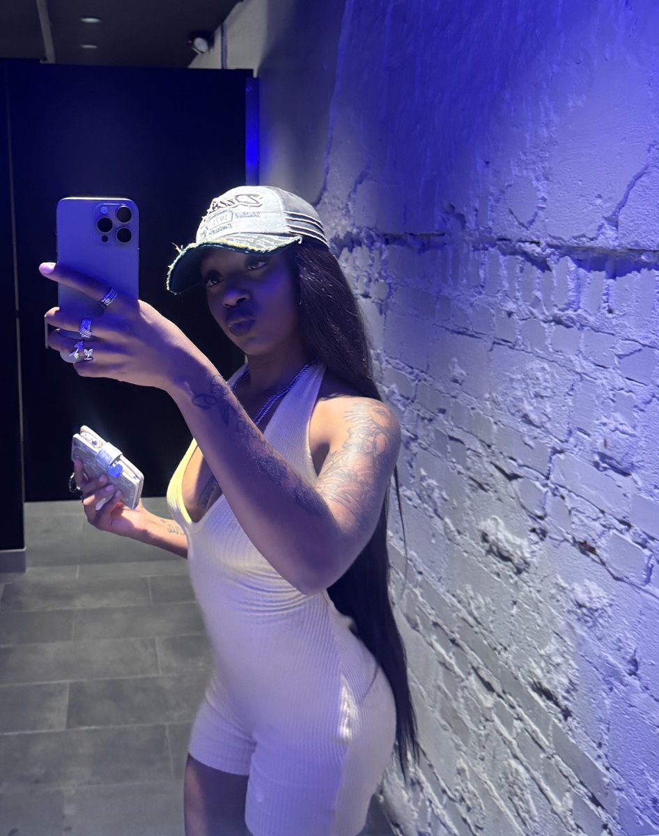 BadGalAlek's tweet photo. Outside. ❤️ https://t.co/QUVOFZibWG