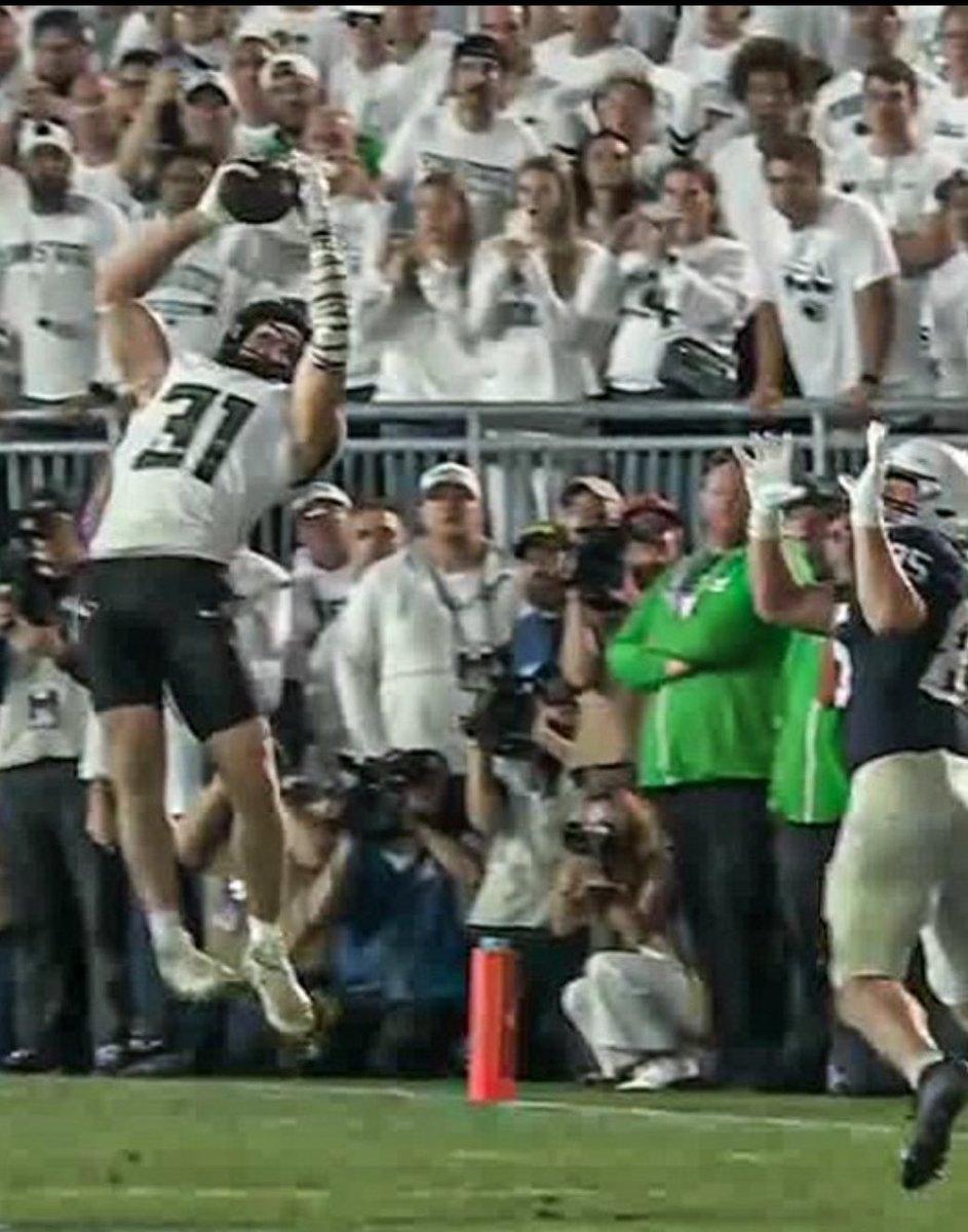 alekarend's tweet photo. Dillon Thieneman.. DAWG. You just don’t see safeties make plays like this very often. https://t.co/qJUc2Jjoq6