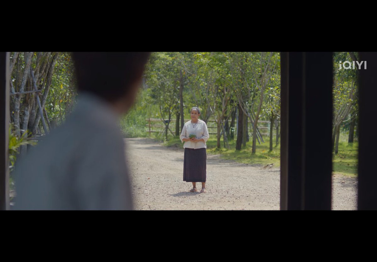 นี่ขอพูดถึงฉากยายสีฉากนี้หน่อยคือวยยศให้จริงๆ ตอนที่ภาพตัดมาตอยที่ยายสียืนท่าทางสีหน้าคือเปลี่ยนไปหมดเลยปกติเราจะอบอุ่นทุกครั้งที่เห็นยายสีทั้งท่าทางคำพูดแต่ฉากนี้คือ ทุกอย่างเปลี่ยนไม่เหมือนยายสีที่เคยรู้จัก รู้สึกอึดอัด ไม่กล้ามองตา

Khemjira The Series EP8
#เขมจิราต้องรอดEP8