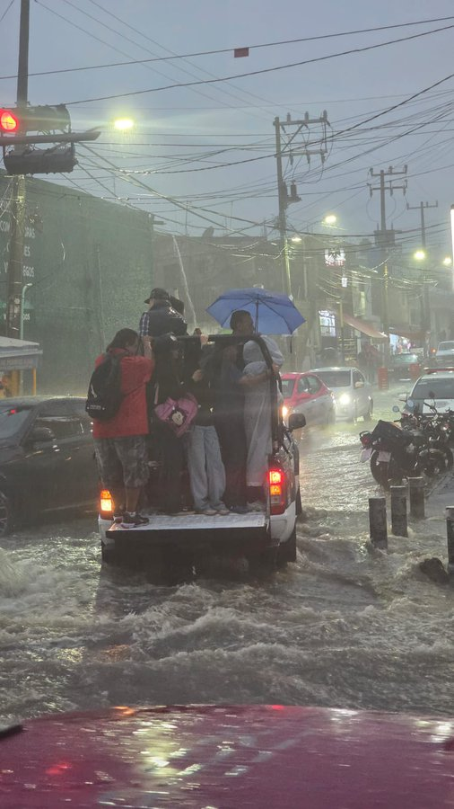 CorresponsalsMX's tweet photo. #ULTIMAHORA
🟣 @Alc_Iztapalapa EN ALERTA MORADA POR GRAVES #INUNDACIONES,
LA #AYUDA ES INSUFICIENTE.👇
⚠️cerradas vialidades, suspención de transporte público, suspendido el servicio de la Linea A de @MetroCDMX, #COLAPSADO EL TRÁFICO.
Servicio gratutito de RTP de #Guelatao a #santamarthaacatitla
#evitalazona #CDMX @SSC_CDMX @ClaraBrugadaM