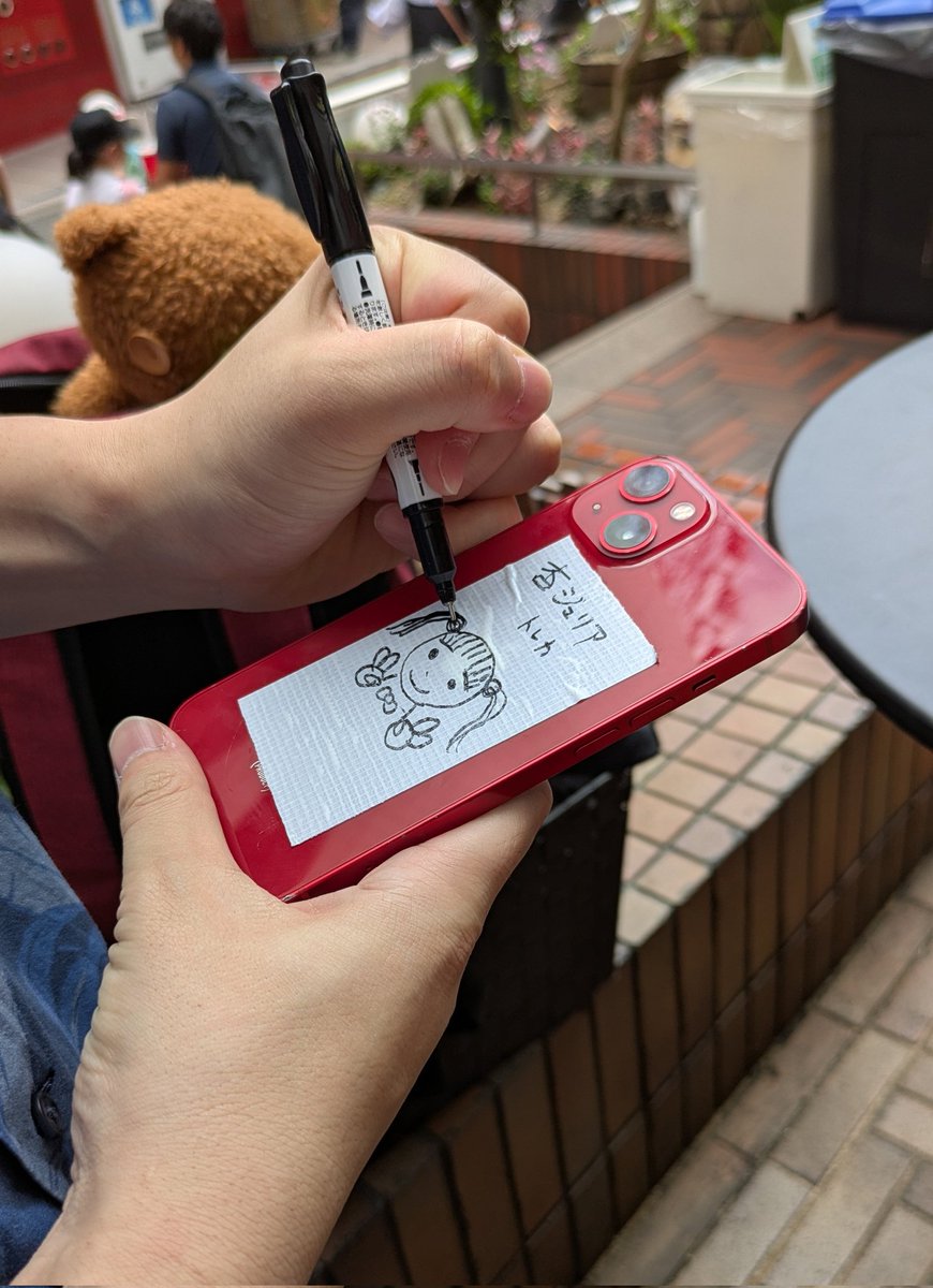とき宣大阪城ホールにアイドルのライブに初めて行くという友人を連れてきたのですが、どこからか知らないがスマホの裏側に推しのトレカを入れないと駄目だという噂を聞き、現地で必死に作ってておもろい