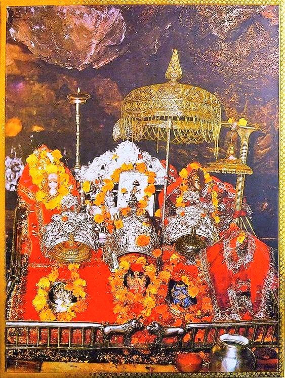 हे वैष्णो माता! आपके हर रूप को सादर प्रणाम। 

मां हम सभी के जीवन में सौभाग्य का उदय कीजिए। आप ही महाकाली हैं, आप ही महालक्ष्मी हैं और आप ही महासरस्वती भी हैं। हम पर दया कीजिए, हमारे दुख दूर कीजिए।