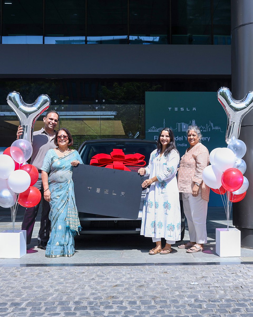 IntellectiaAI's tweet image. 🚀 Big news for Tesla fans: Deliveries have officially kicked off in India! 
The first batch of Model Y SUVs, shipped straight from the Shanghai Gigafactory, are rolling out to eager buyers starting at ~$69K. 
After years of buzz, Elon’s vision is finally hitting India’s roads.…