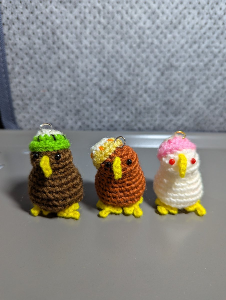 すてきにハンドメイド９月に載っていた鳥のキーウィのあみぐるみ作りました。かぶっている果物帽子が左からグリーン、ゴールド、レッドです😄