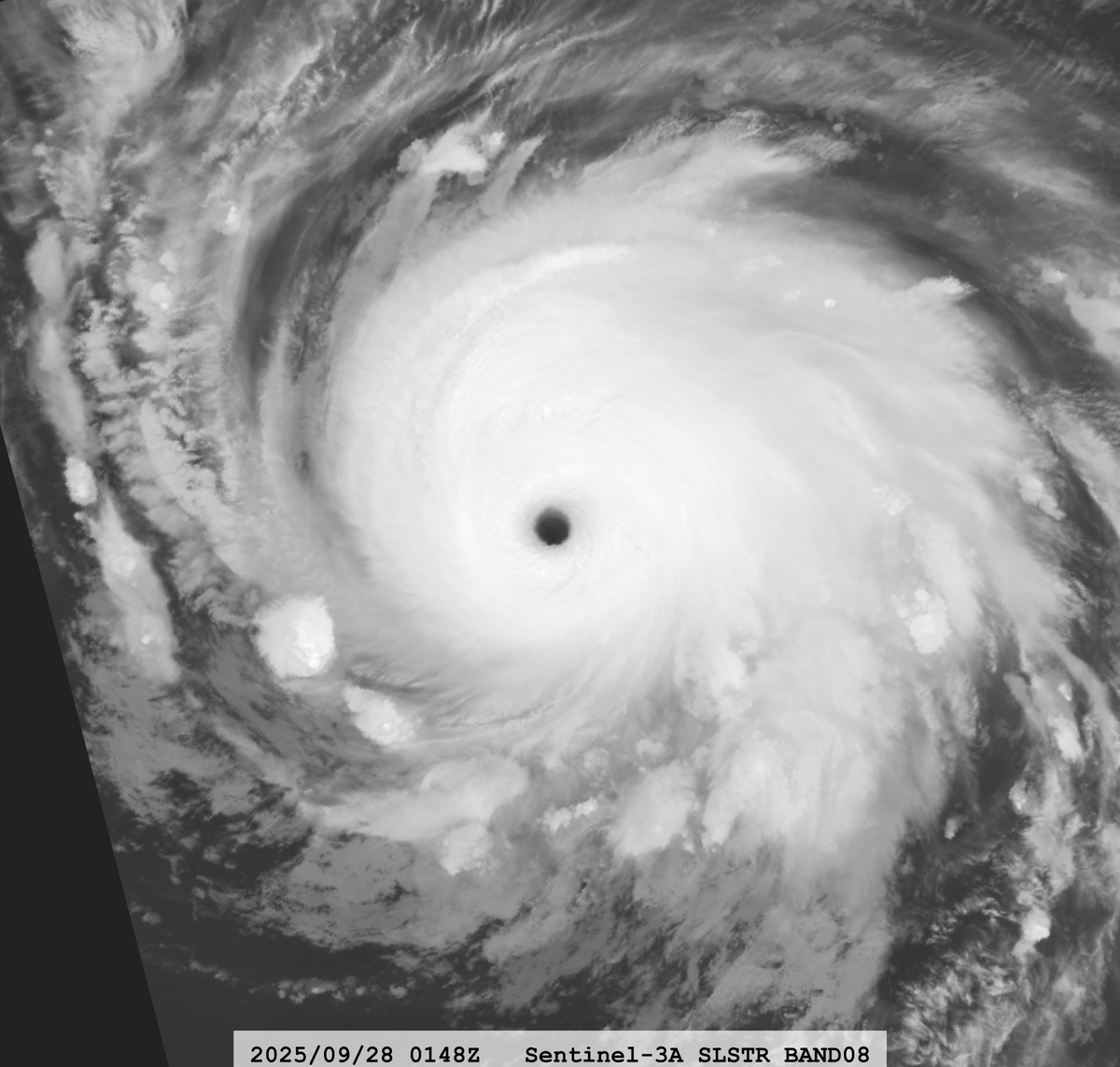 zeb199818's tweet photo. #08L Hurricane #HUMBERTO
Satellite: #Sentinel3A #SLSTR
Channel :
#SLSTR S8 (10.854 µm) 1-km
Time : 2025/09/28 0148Z
Eye Temp : 24.96 °C
Data Source : Copernicus L1B
CPA : ~100 km https://t.co/AmVwiBZWdM