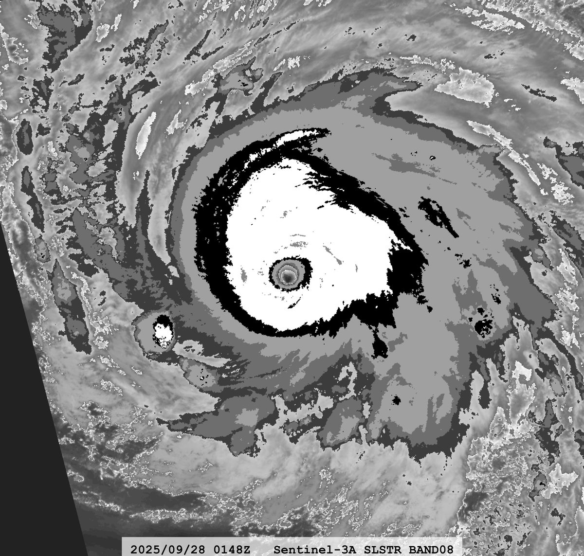 zeb199818's tweet photo. #08L Hurricane #HUMBERTO
Satellite: #Sentinel3A #SLSTR
Channel :
#SLSTR S8 (10.854 µm) 1-km
Time : 2025/09/28 0148Z
Eye Temp : 24.96 °C
Data Source : Copernicus L1B
CPA : ~100 km https://t.co/AmVwiBZWdM