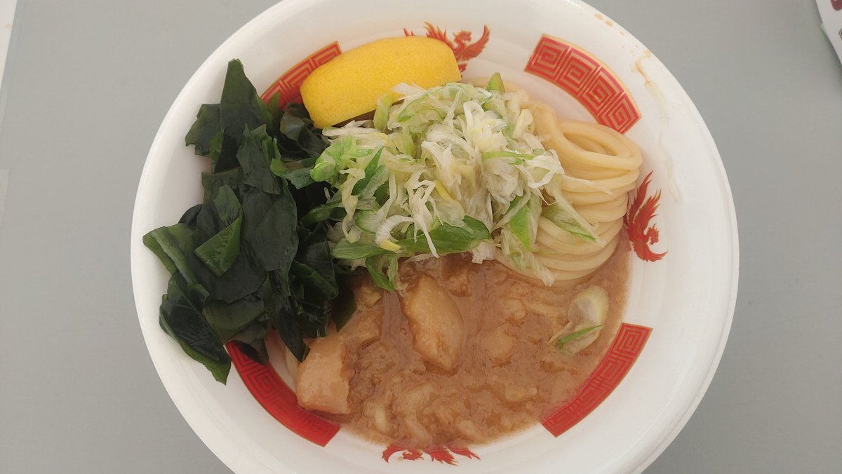 TaKuMaxx180's tweet photo. #中野ラーメン祭2025 最終日2杯目
ゴールデン��イガーのAKM

あゆみくりかまきじゃないよ、アブラかけめんだよ

味付けされた背脂にネギ・ワカメ、底にあるカエシをしっかり混ぜて食す

やっぱ脂は正義

デブにはたまらない https://t.co/yvLJ1gcDFc