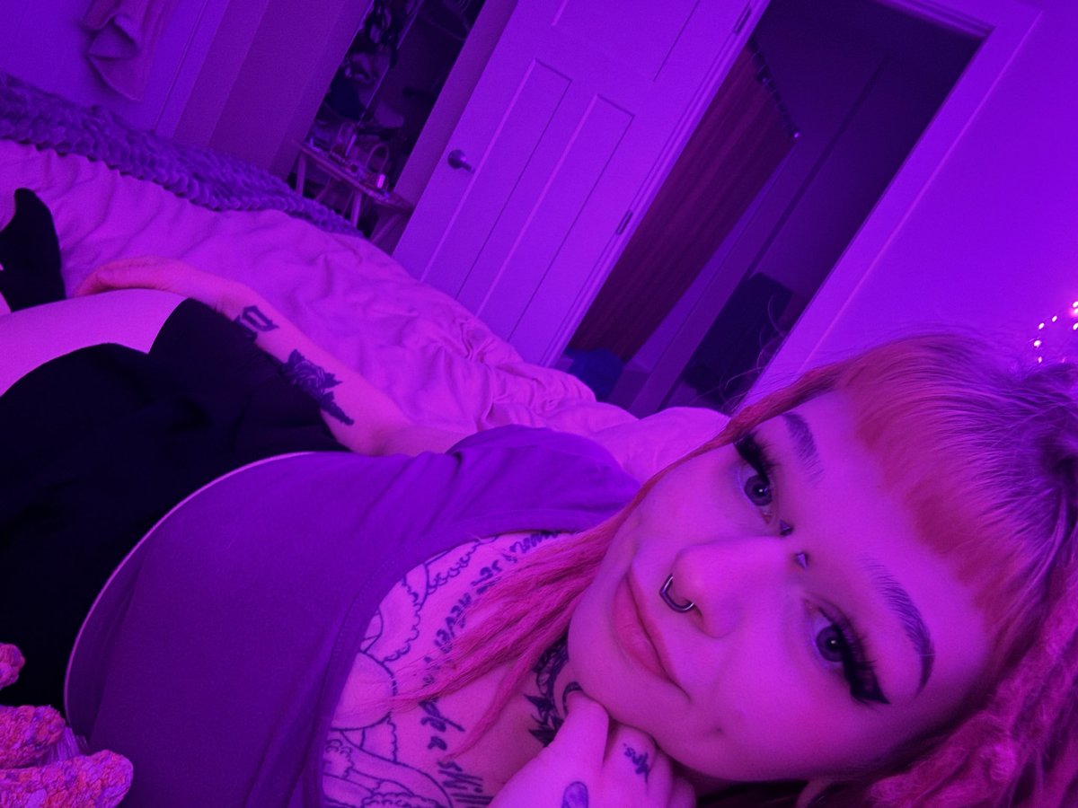 SamieCakes tweet media