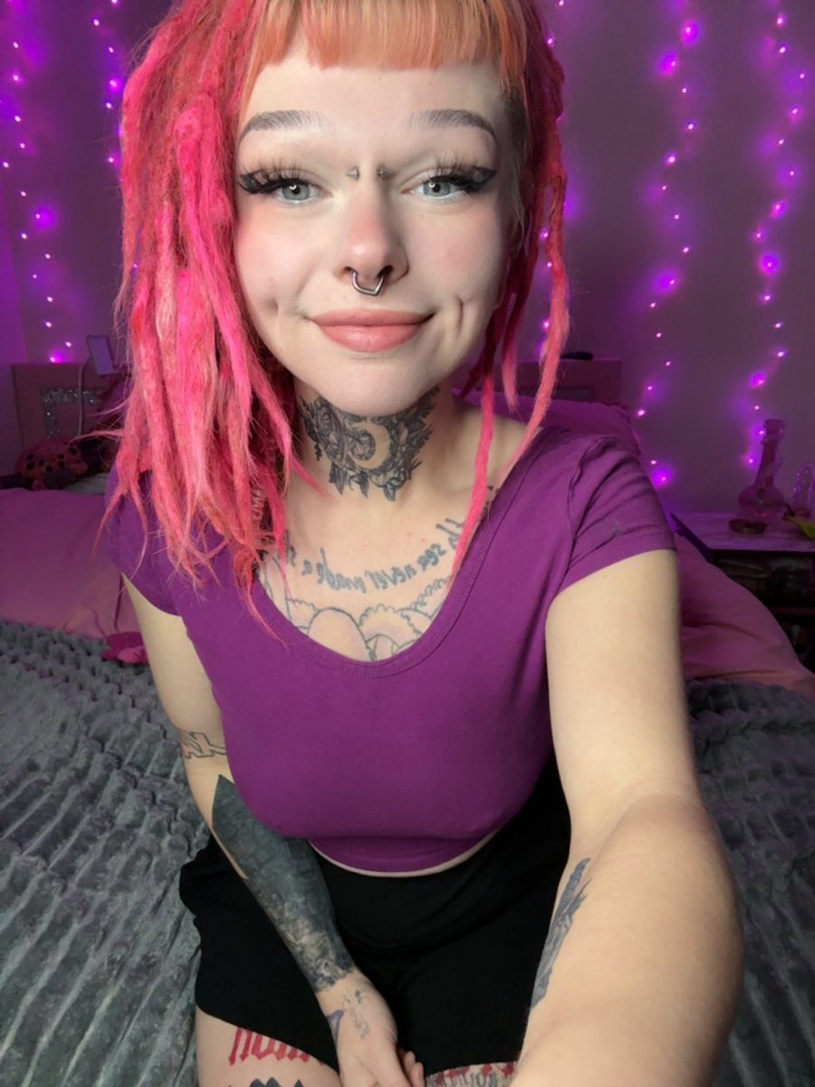SamieCakes tweet media