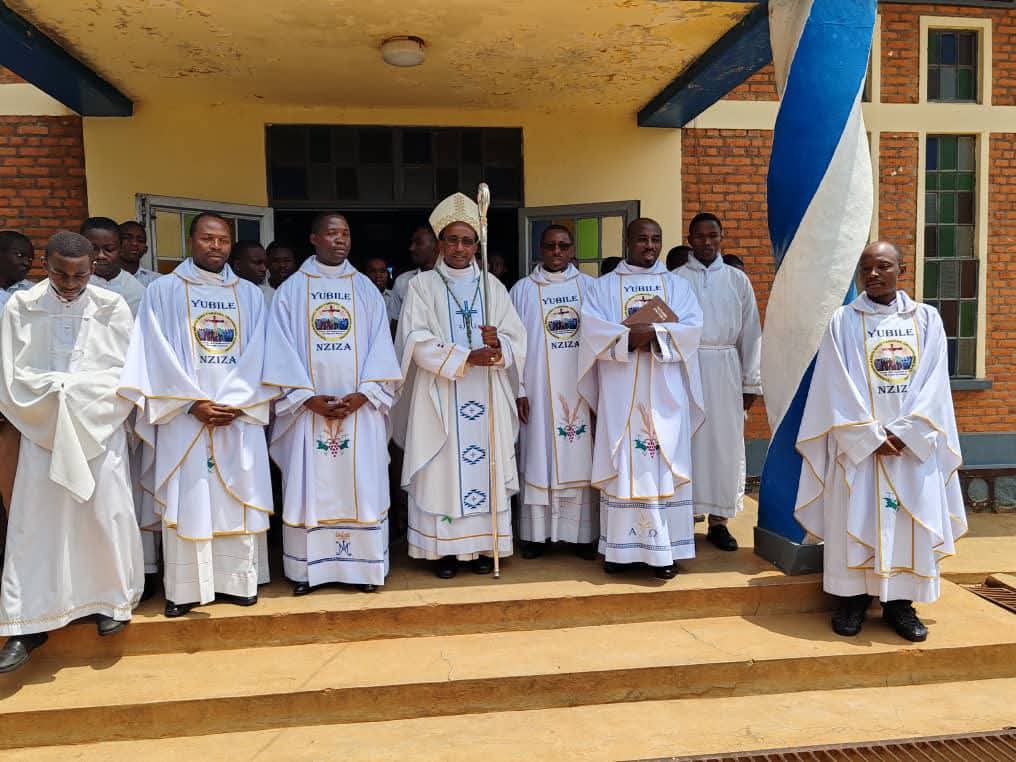 RwandaMaria's tweet photo. Kuri uyu wa 27 Nzeri 2025, Musenyeri Edouard Sinayobye Umwepiskopi wa Diyosezi ya #Cyangugu, yatangije #Umwaka w'#amashuri 2025-2026, mu Iseminari nto yaragijwe Mutagatifu Aloyizi. @DioceseCyangugu @Kinyamateka_KM @pacis_tv https://t.co/gR4CmxsaKg