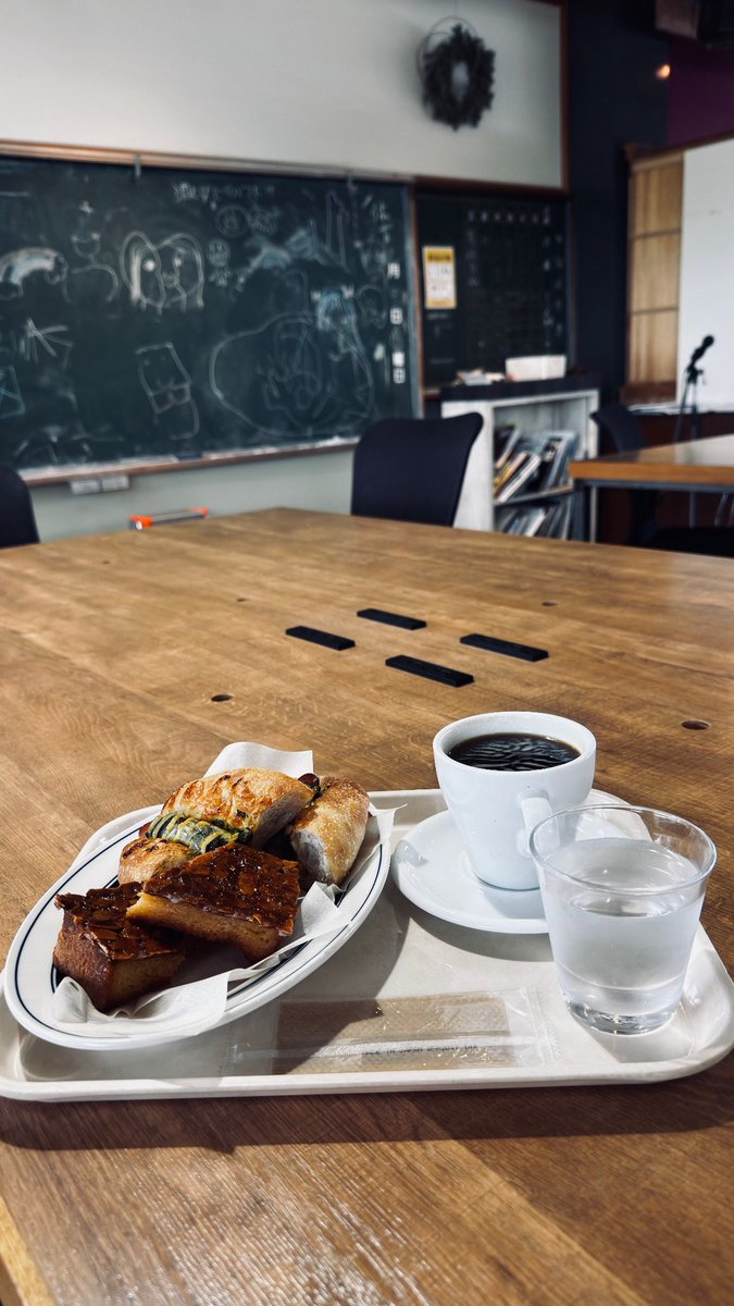 kernel358's tweet image. 地元で話題のカフェにPC持ち込み☕🍞
正直いつもより作業効率は落ちるけど、
景色や香りに癒されるこの時間が大事。

「どこでも仕事できる」っていうのは
動画編集の隠れたメリットだと思う。