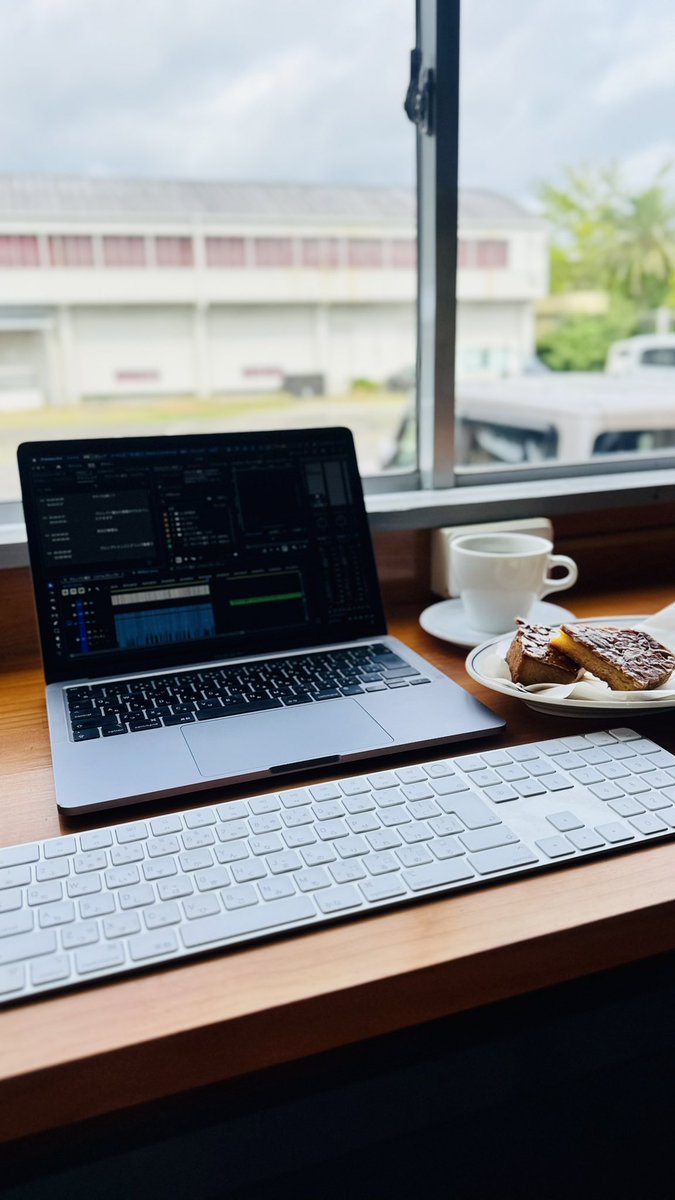 kernel358's tweet image. 地元で話題のカフェにPC持ち込み☕🍞
正直いつもより作業効率は落ちるけど、
景色や香りに癒されるこの時間が大事。

「どこでも仕事できる」っていうのは
動画編集の隠れたメリットだと思う。